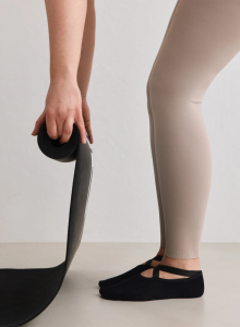Zwarte Aim'n pilates sokken met witte logo en anti-slip zool