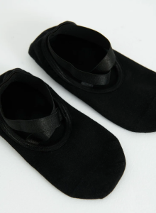 Zwarte Aim'n pilates sokken met witte logo en anti-slip zool