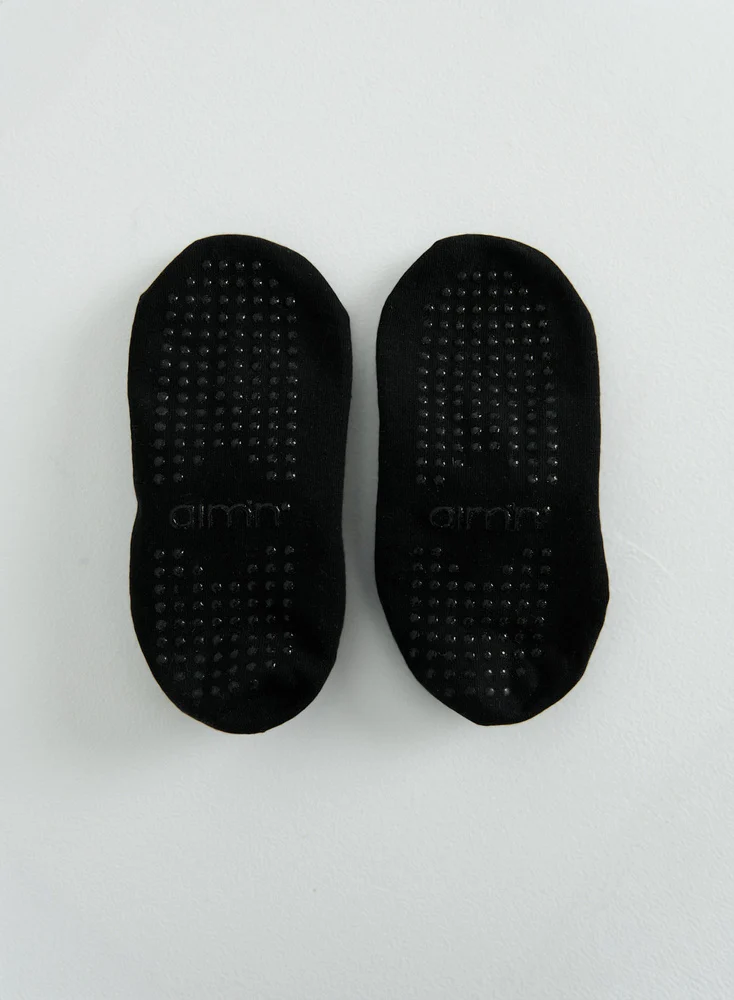 Zwarte Aim'n pilates sokken met witte logo en anti-slip zool