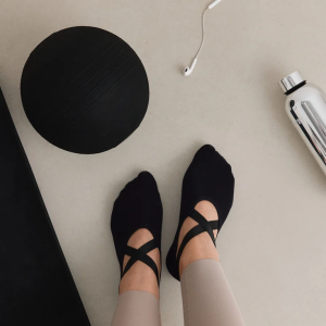 Zwarte Aim'n pilates sokken met witte logo en anti-slip zool