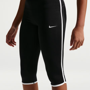 Meisje draagt zwarte nike pro capri