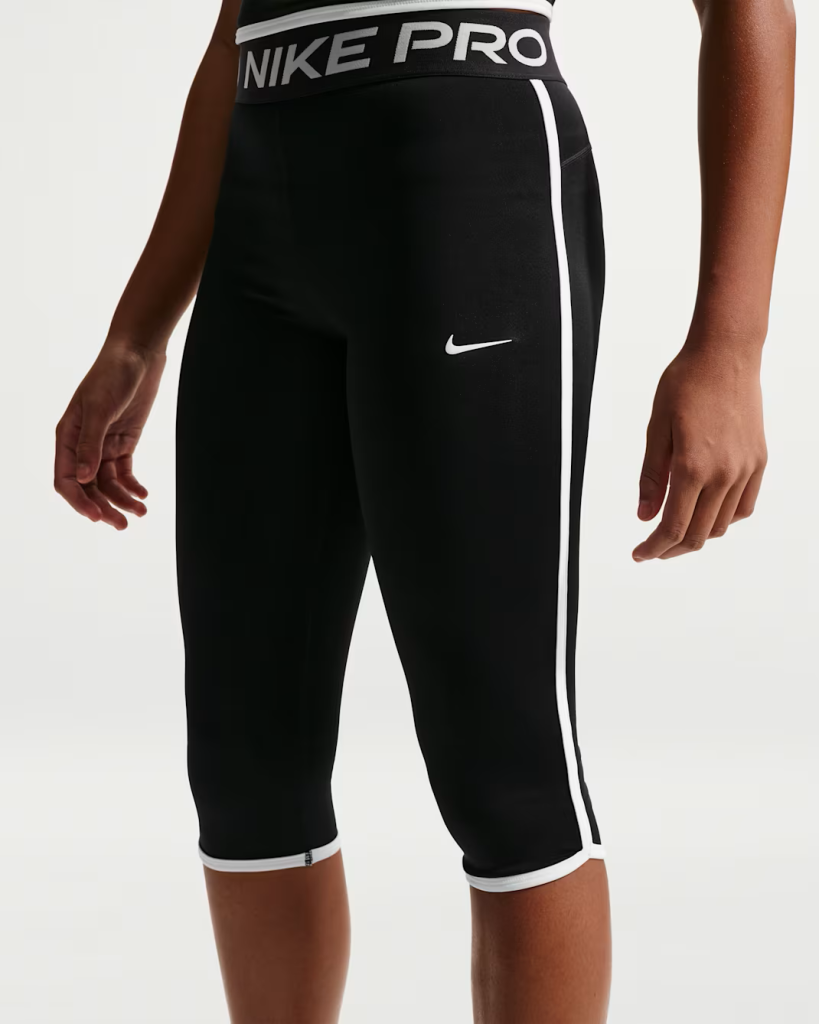 Meisje draagt zwarte nike pro capri