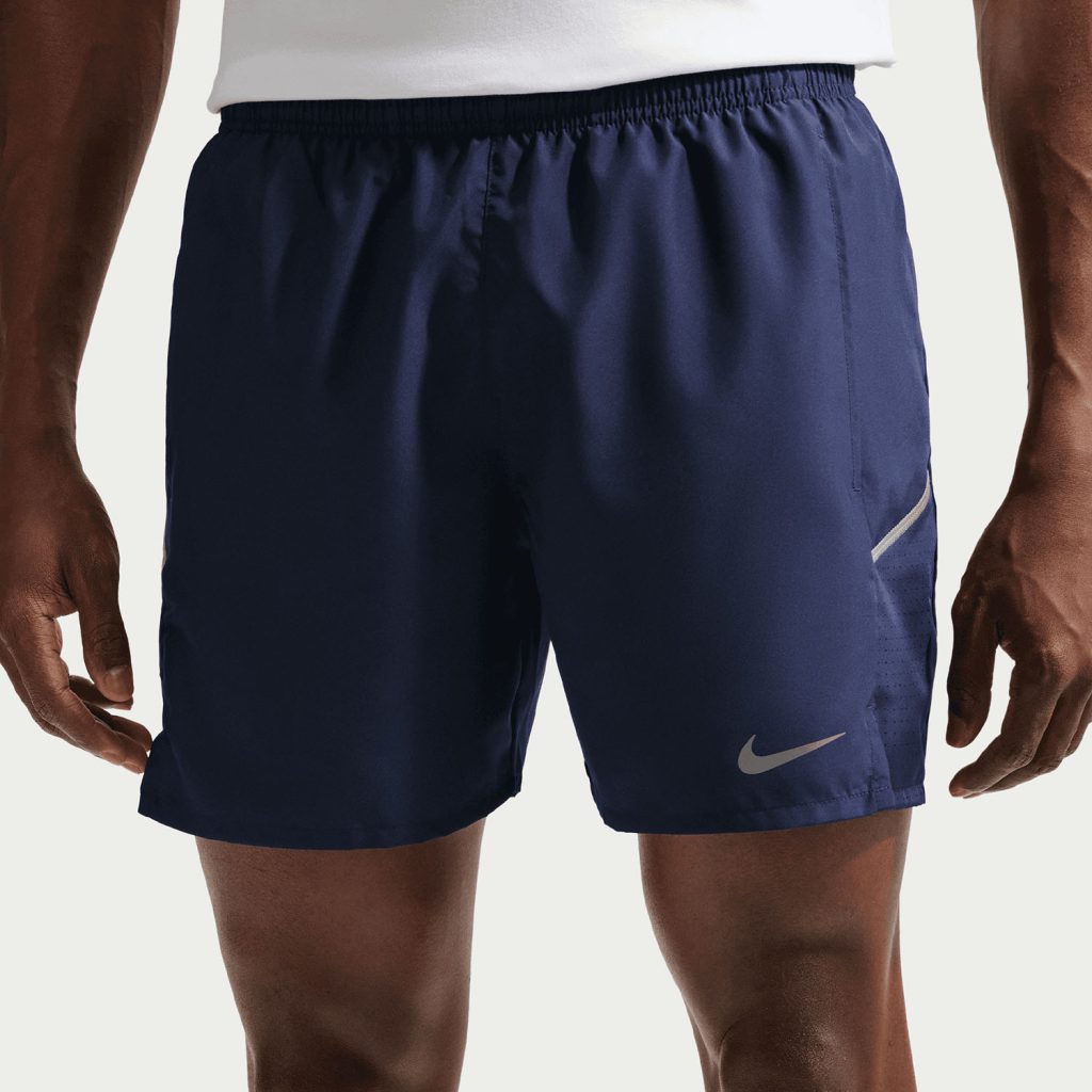 Man draagt een Miler blauwe hardloop short van Nike