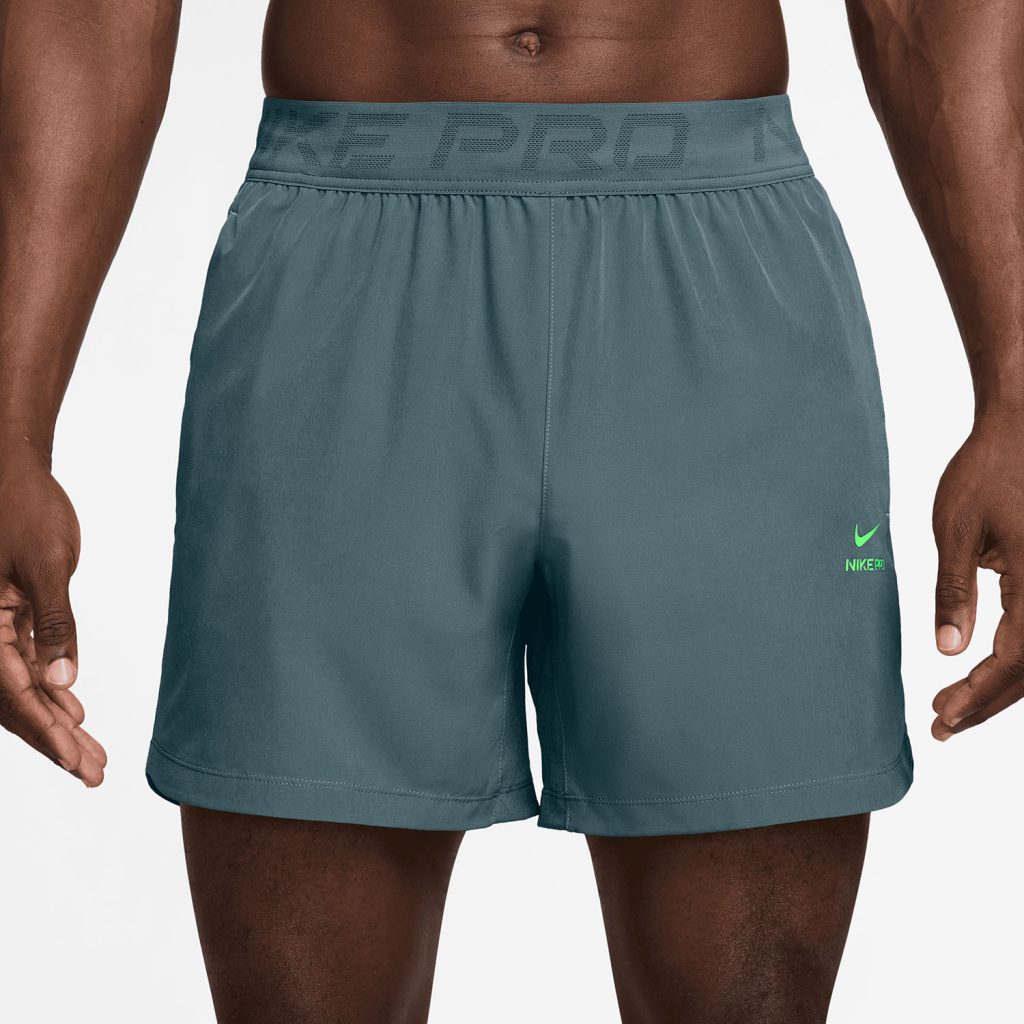 Man draagt kort trainingshort van de Nike Pro lijn.