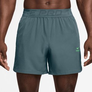 Man draagt kort trainingshort van de Nike Pro lijn.