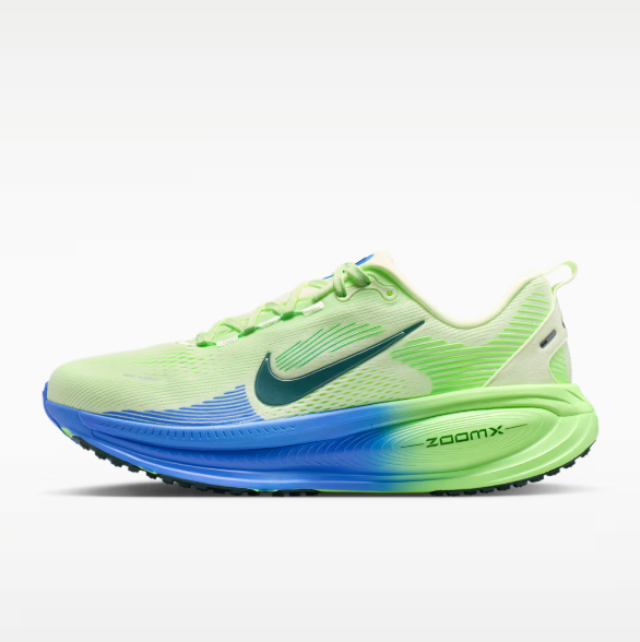 Zijaanzicht van de Nike Air Zoom Vomero 18 hardloopschoenen voor heren in de kleur felblauw Wit/Volt Tint/Sapphire/Black Spruce