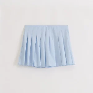 Vrouw draagt lichtblauwe Aim'n Aura Pleated Skort van gerecycled polyester