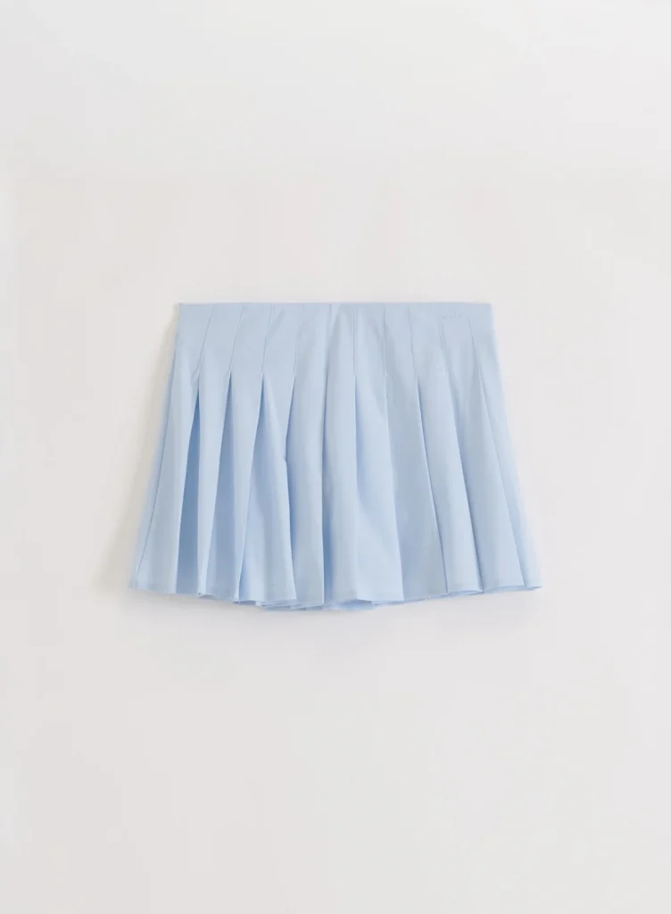 Vrouw draagt lichtblauwe Aim'n Aura Pleated Skort van gerecycled polyester