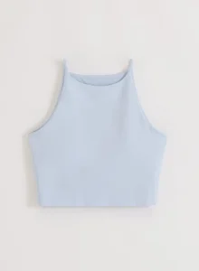 Vrouw draagt lichtblauwe Aim'n Sense Halter Bralette van gerecycled polyester