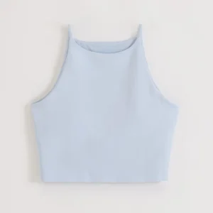 Vrouw draagt lichtblauwe Aim'n Sense Halter Bralette van gerecycled polyester