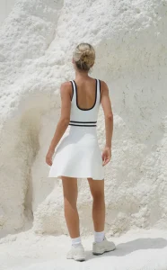 Luxe wit geribbelde sportjurk met blauwe details van House of Gravity voor tennis of padel