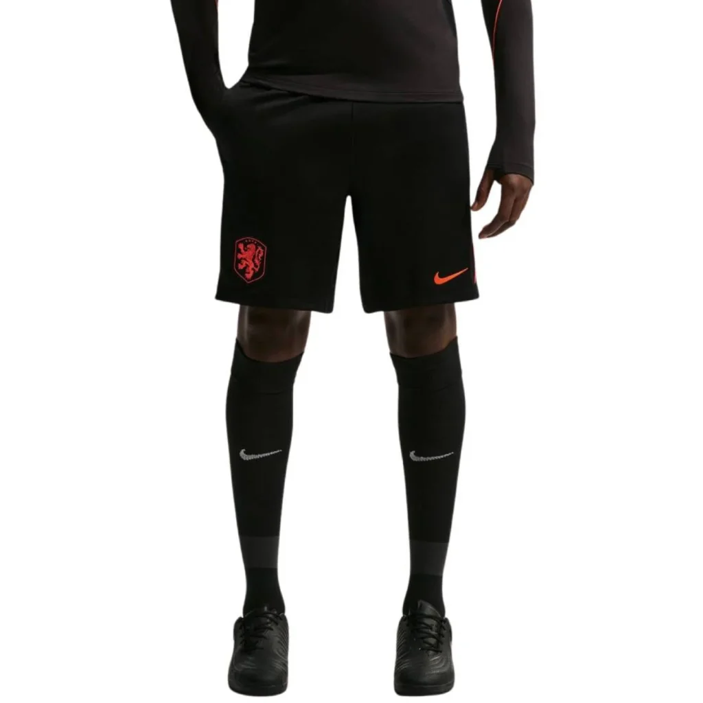 Zwarte Nike KNVB Strike trainingsset bestaande uit shirt en short.