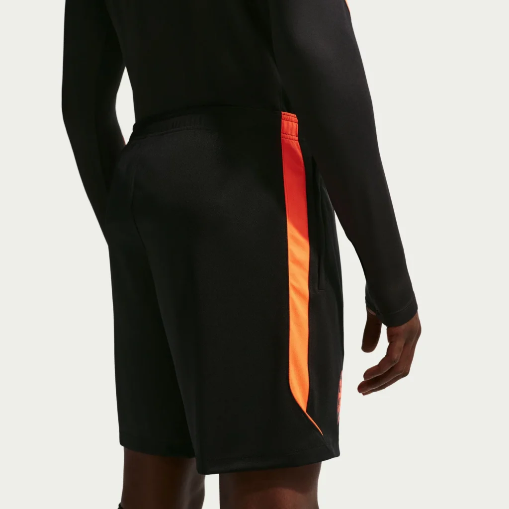 Zwarte Nike KNVB Strike trainingsset bestaande uit shirt en short.