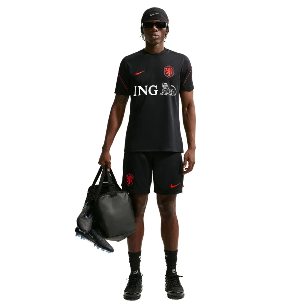 Zwarte Nike KNVB Strike trainingsset bestaande uit shirt en short.