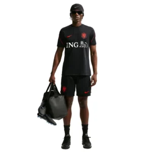Zwarte Nike KNVB Strike trainingsset bestaande uit shirt en short.