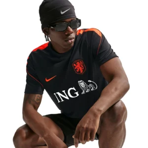 Zwarte Nike KNVB Strike trainingsset bestaande uit shirt en short.
