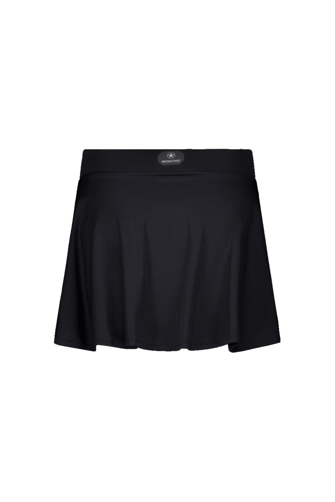 Vrouw draagt de Ribbed Tennis Skirt SPHRW0183 in de kleur True Black Airforce