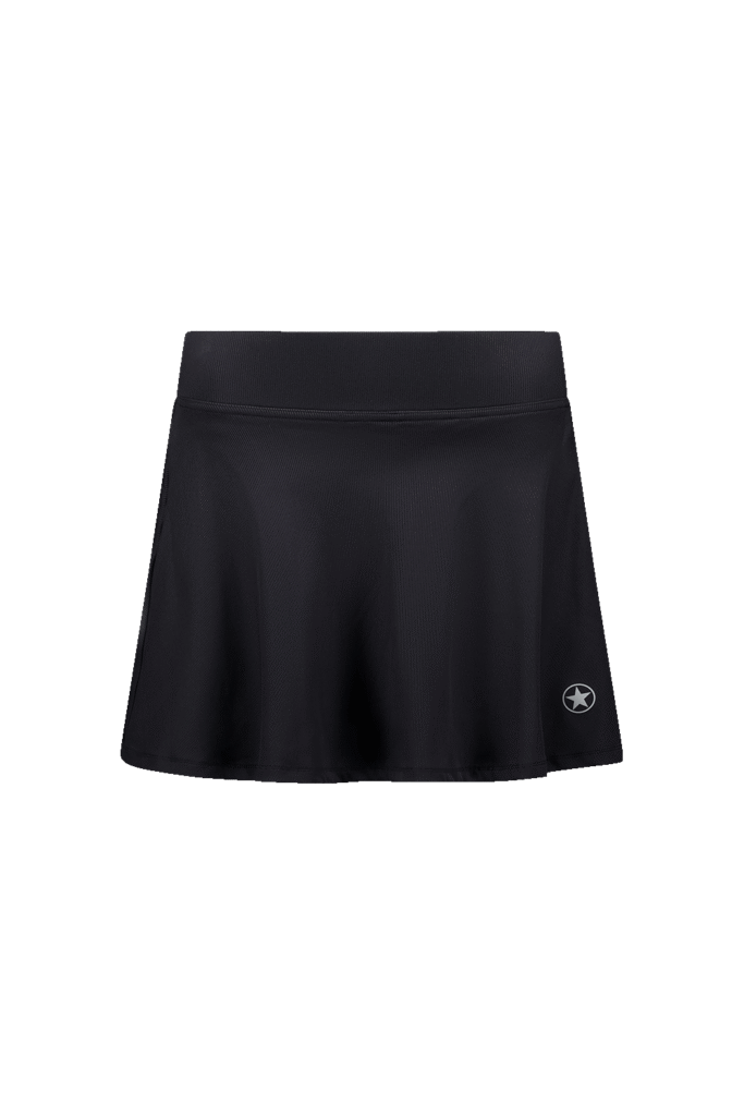 Vrouw draagt de Ribbed Tennis Skirt SPHRW0183 in de kleur True Black Airforce