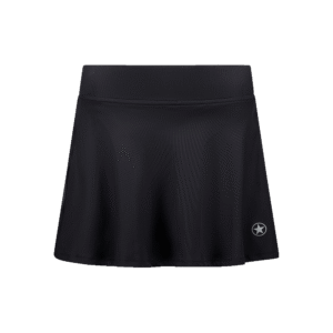 Vrouw draagt de Ribbed Tennis Skirt SPHRW0183 in de kleur True Black Airforce