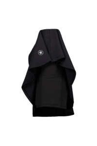 Vrouw draagt de Ribbed Tennis Skirt SPHRW0183 in de kleur True Black Airforce
