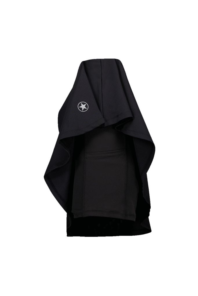 Vrouw draagt de Ribbed Tennis Skirt SPHRW0183 in de kleur True Black Airforce