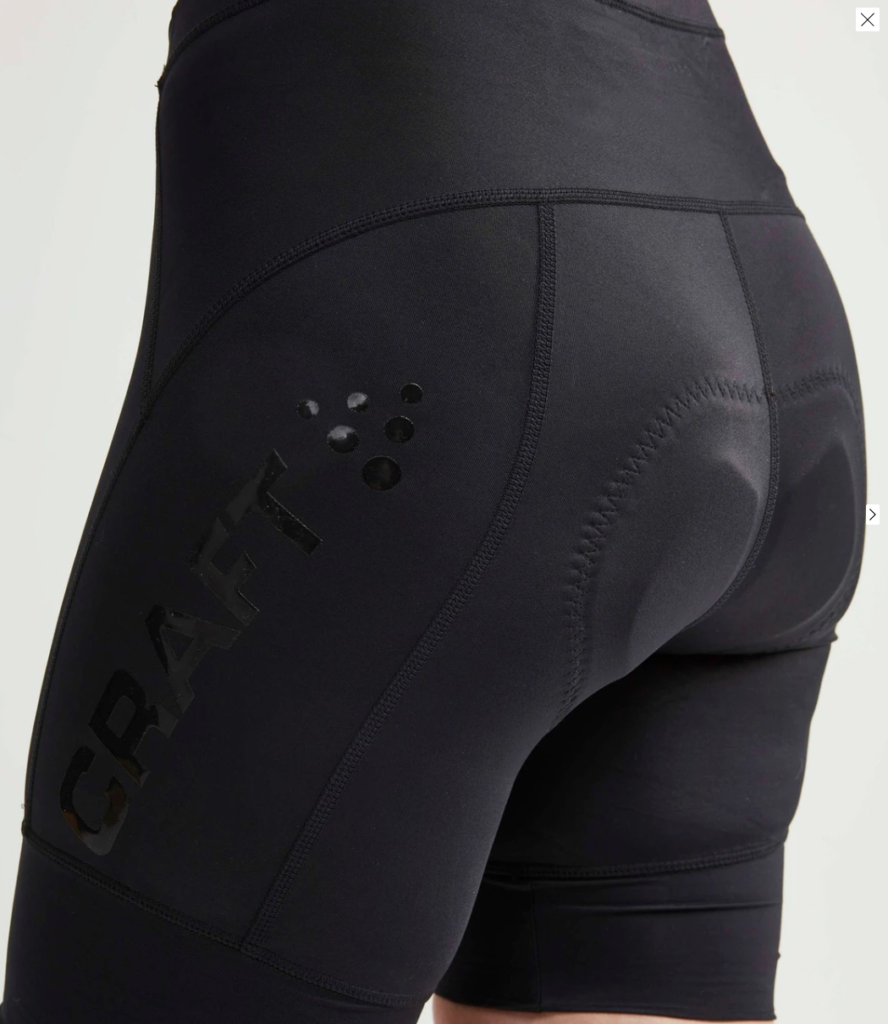 Craft Core Essence Shorts W zwarte fietsbroek voor dames met zeem.