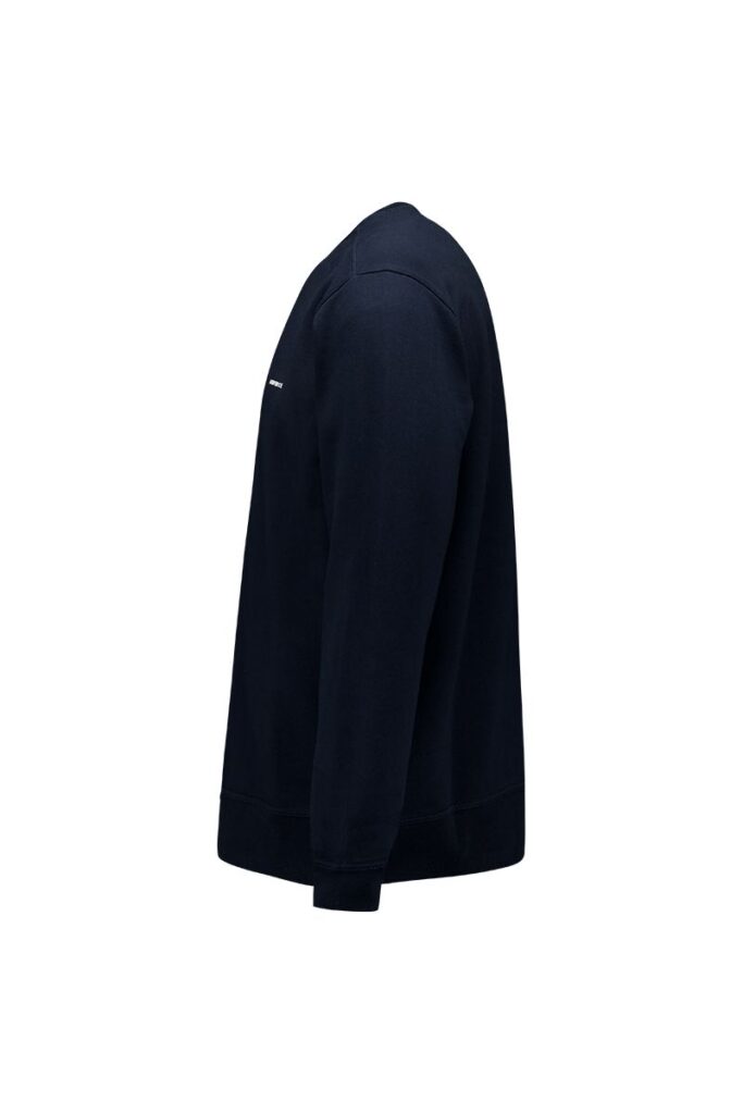 Close-up van het Airforce logo op de borst van de blauwe basic sweater.