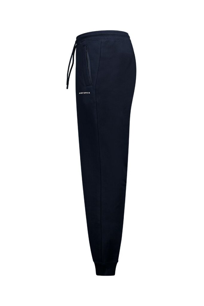 Detail van het subtiele Airforce logo op de linkerpijp van de sweatpant.