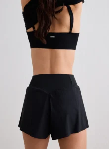 Achterkant van de aim'n zwarte hardloopshort met elastische tailleband