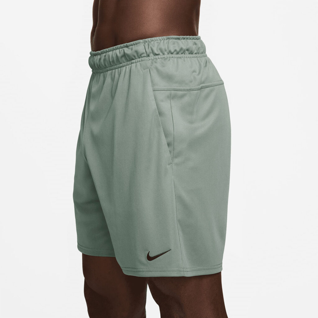 Model draagt Nike Totality 7 inch sportbroek tijdens workout voor bewegingsvrijheid