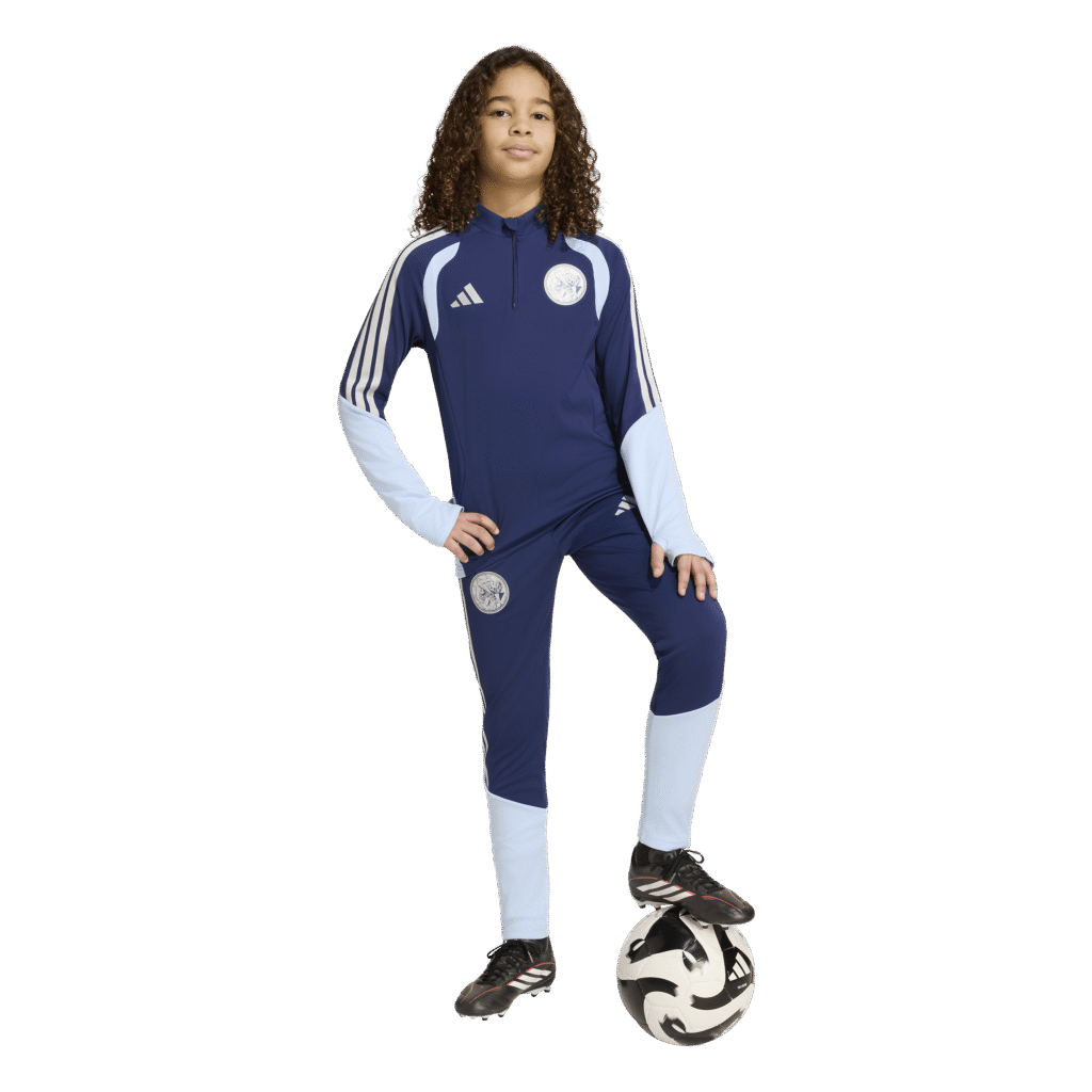 adidas Ajax Amsterdam kindertrainingspak bestaande uit de quarter-zip training top (KC1864) en de bijbehorende trainingsbroek (KC1862).