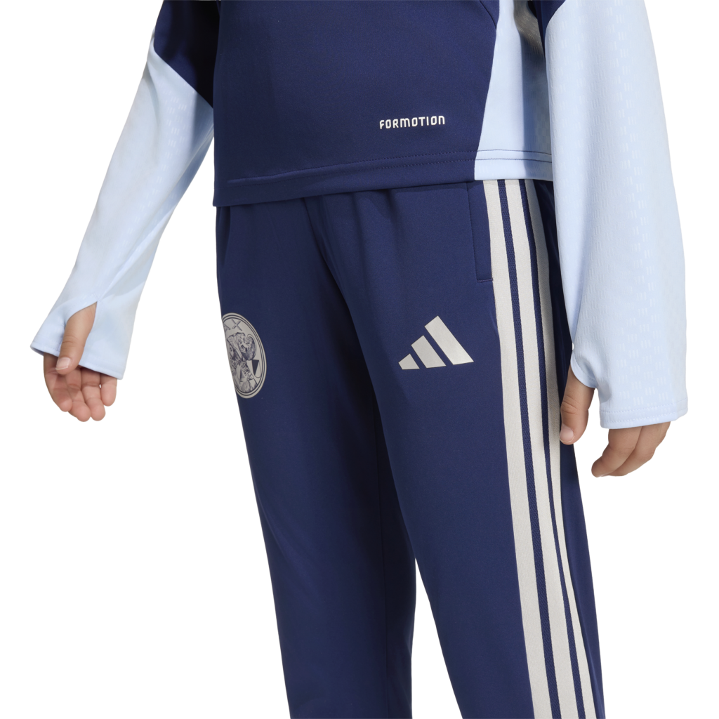 adidas Ajax Amsterdam kindertrainingspak bestaande uit de quarter-zip training top (KC1864) en de bijbehorende trainingsbroek (KC1862).