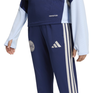 adidas Ajax Amsterdam kindertrainingspak bestaande uit de quarter-zip training top (KC1864) en de bijbehorende trainingsbroek (KC1862).