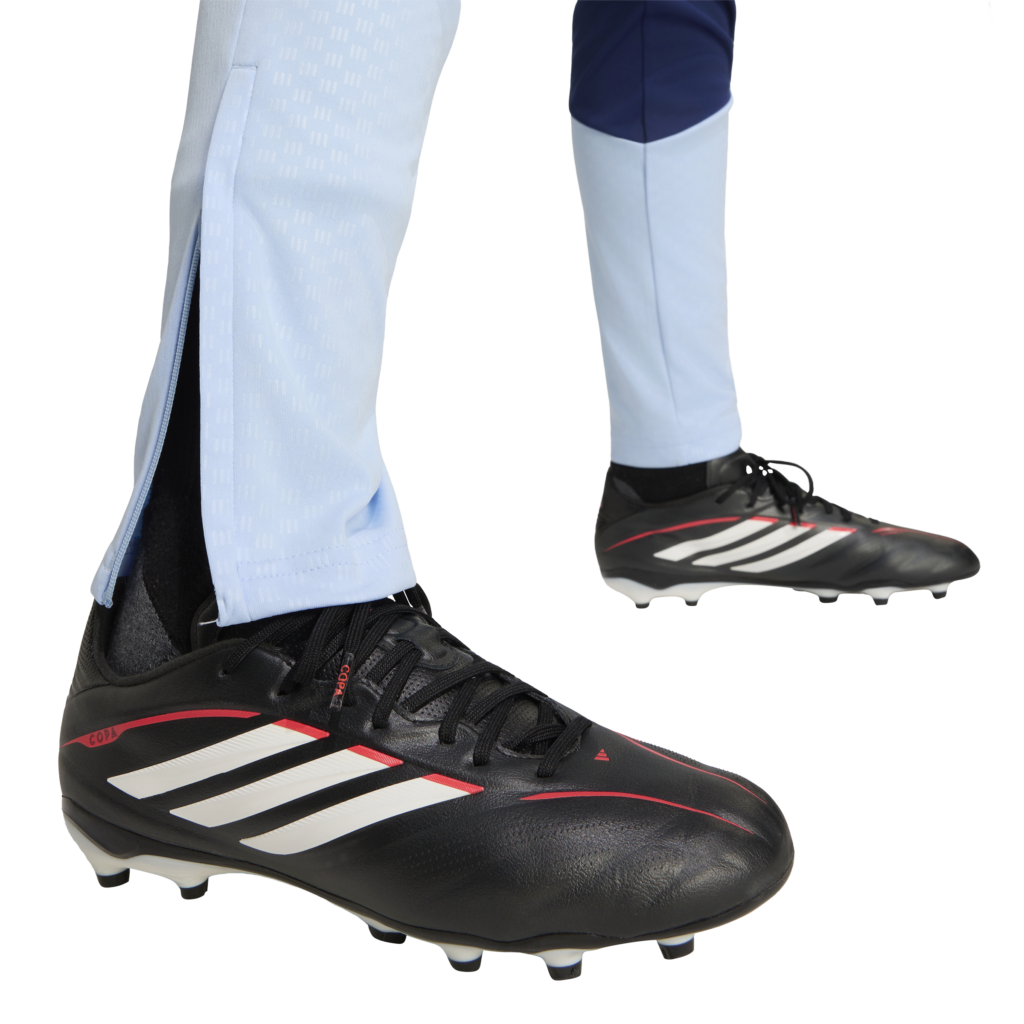adidas Ajax Amsterdam kindertrainingspak bestaande uit de quarter-zip training top (KC1864) en de bijbehorende trainingsbroek (KC1862).