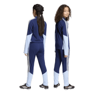 adidas Ajax Amsterdam kindertrainingspak bestaande uit de quarter-zip training top (KC1864) en de bijbehorende trainingsbroek (KC1862).