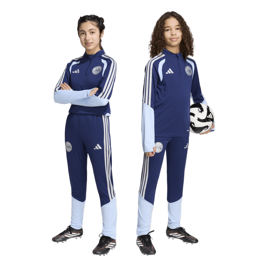 adidas Ajax Amsterdam kindertrainingspak bestaande uit de quarter-zip training top (KC1864) en de bijbehorende trainingsbroek (KC1862).