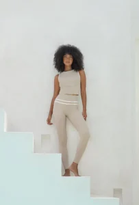 House of Gravity Gravity Crop Top dames in Sand Stone White sporttop