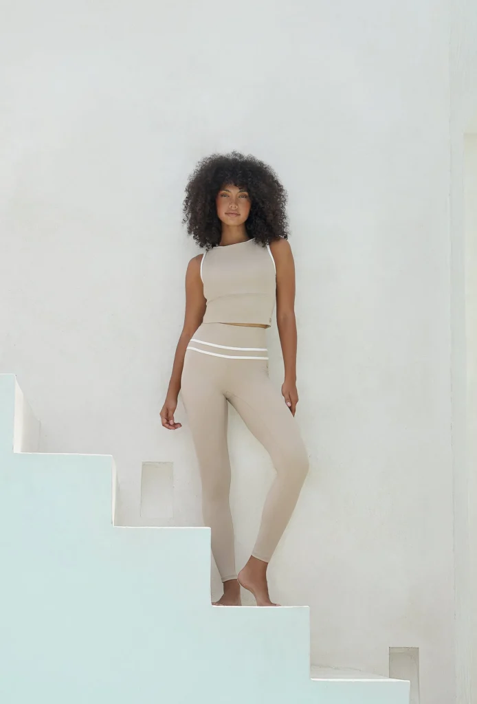 House of Gravity Gravity Crop Top dames in Sand Stone White sporttop