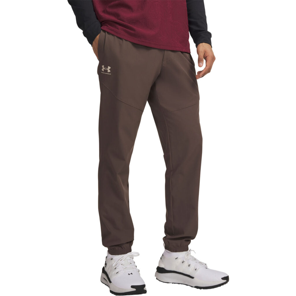 Under Armour Vibe Woven heren jogger bruin trainingsbroek vooraanzicht