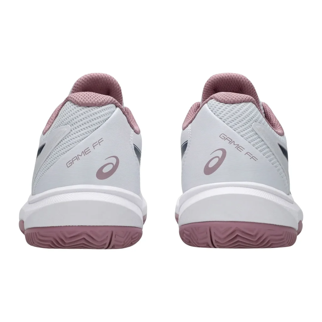 Zijaanzicht van de witte Asics Game FF Clay/OC dames tennisschoen met details.