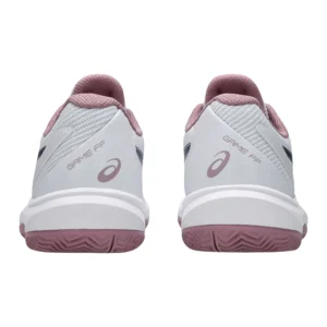 Zijaanzicht van de witte Asics Game FF Clay/OC dames tennisschoen met details.