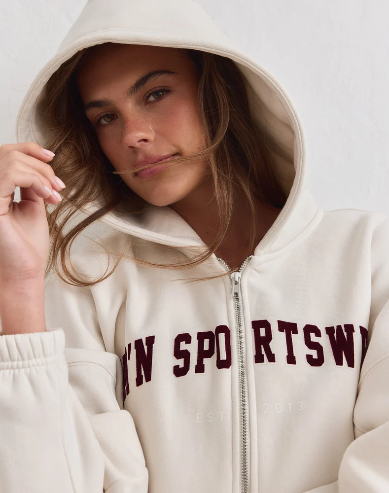 Aim'n Cream Varsity Sweat Zip Hood 26081529-050 dames vest met rits en capuchon in de kleur Cream crème met Varsity logo