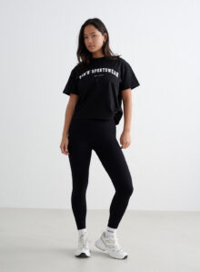 Aim'n Black Varsity Boxy T-shirt 24080607-010 dames shirt in het zwart met Varsity logo en boxy pasvorm