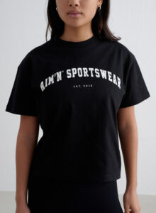 Aim'n Black Varsity Boxy T-shirt 24080607-010 dames shirt in het zwart met Varsity logo en boxy pasvorm