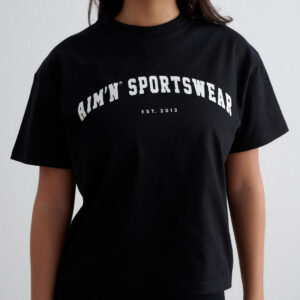 Aim'n Black Varsity Boxy T-shirt 24080607-010 dames shirt in het zwart met Varsity logo en boxy pasvorm