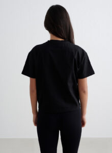 Aim'n Black Varsity Boxy T-shirt 24080607-010 dames shirt in het zwart met Varsity logo en boxy pasvorm