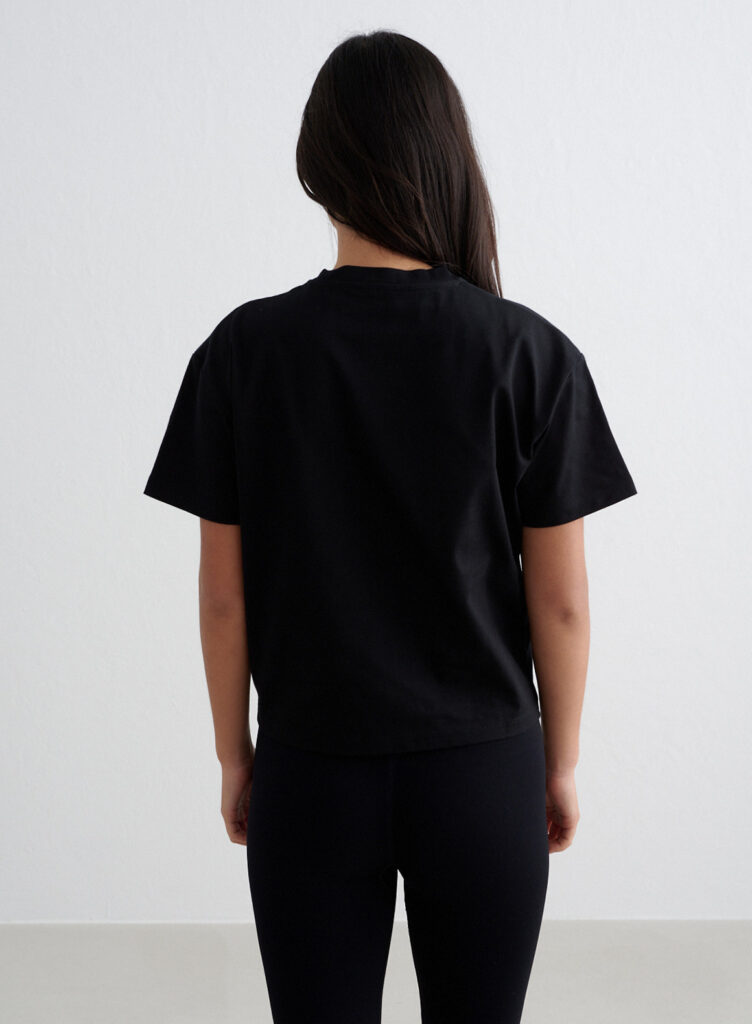 Aim'n Black Varsity Boxy T-shirt 24080607-010 dames shirt in het zwart met Varsity logo en boxy pasvorm