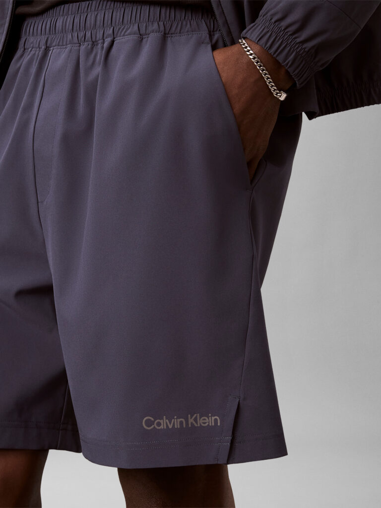 Calvin Klein Woven Short LVGMS6S806-CCI heren short in de kleur CCI met geweven structuur en elastische tailleband