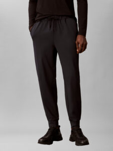 Calvin Klein Jogger LVGMF6P601-UB1 heren joggingbroek in het zwart met elastische boorden bij de enkels