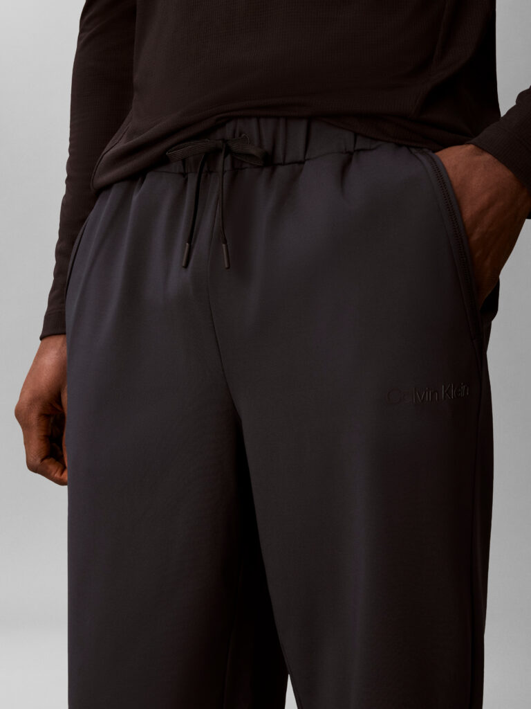 Calvin Klein Jogger LVGMF6P601-UB1 heren joggingbroek in het zwart met elastische boorden bij de enkels